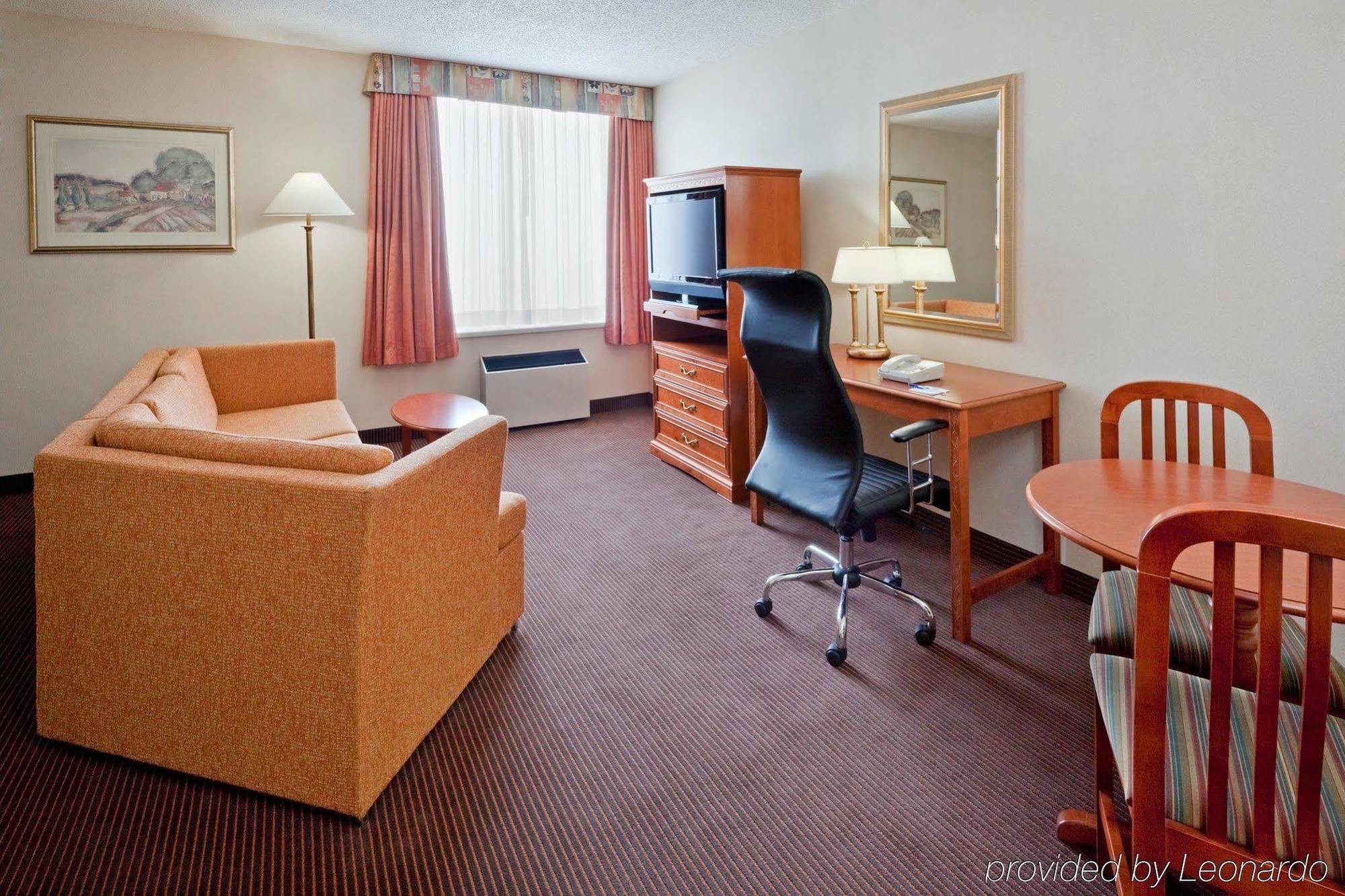 Quality Inn & Suites Regina Downtown Экстерьер фото